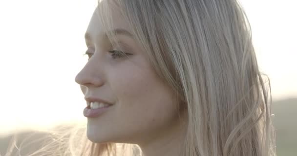 Olhar penetrante e lindo sorriso de uma mulher com um cabelo longo — Vídeo de Stock