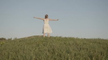 # Mutlu bir kadın yürüyor tepenin üstünde # # Hayata yön vererek #