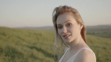 Kendini ve dünyayı seven bir kadının baştan çıkarıcı, neşeli bakışları.