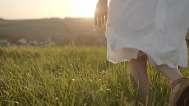Женщина наслаждается собой и идет встречать вечернее солнце — стоковое видео