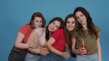 Partide mutlu yüzlü mutlu kadınlar