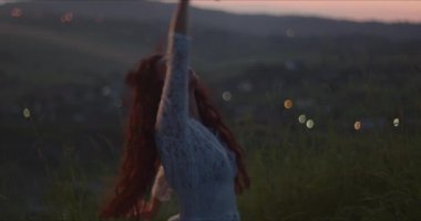 Genç bir kadının anlamlı gece dansı