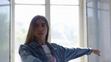 Baş dönmesi çerçevesini kapat ve kameranın üzerine ellerini koy.