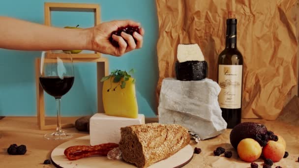 Composición de queso, vino y baguette en los que fluye jugo de bayas recién exprimido — Vídeos de Stock