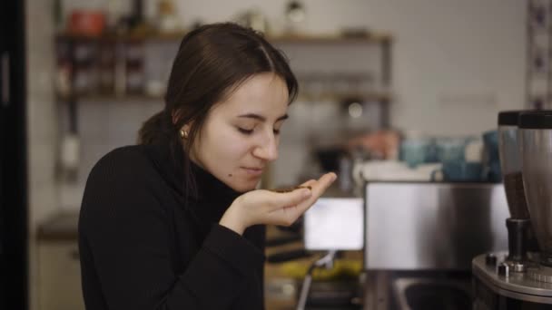 Le barista jouit de l'odeur des grains de café torréfiés dans le café — Video