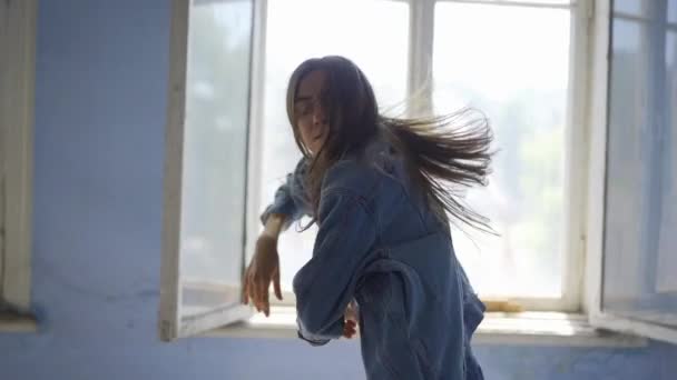Mladá dívka vyjadřuje své emoce tancem — Stock video