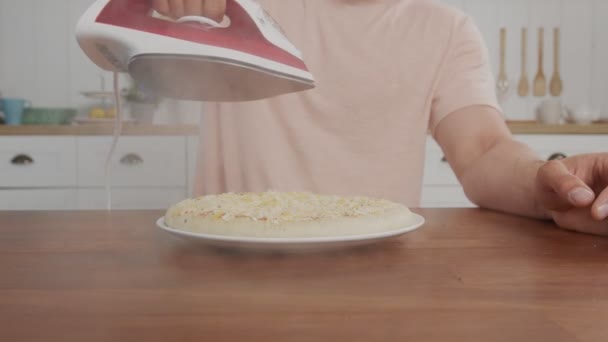 La pizza sur la table qui est cuit à la vapeur avec un fer par l'homme bizarre — Video