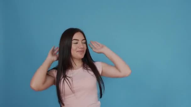 Roliga danser av ung flicka med långt hår och chic leende — Stockvideo