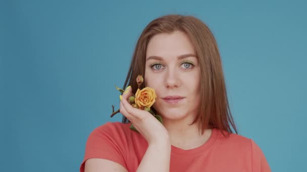 Křehká dívka s krásnou žlutou růží v ruce — Stock video