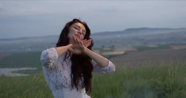 Mooi meisje trekt met haar gebaren tijdens een dans — Stockvideo