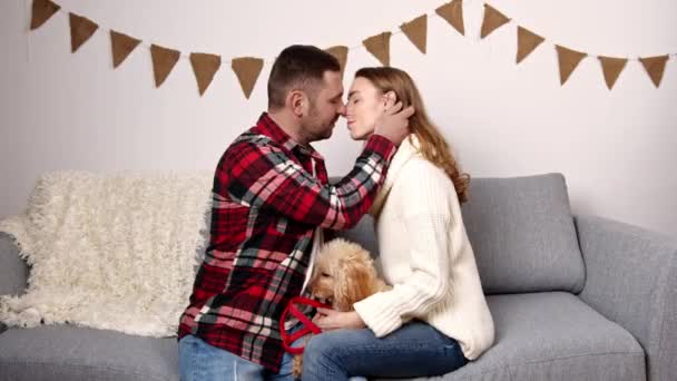 Νεαρό ζευγάρι απολαμβάνει ο ένας τον άλλον την παραμονή της Πρωτοχρονιάς — Αρχείο Βίντεο