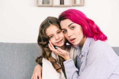 Anne ve kız kendi evlerinde kameraya poz vermeye zorlanmazlar.