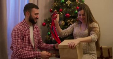 Sevgili kocası hamile karısına doğmamış çocuğuna giysi hediye etmiş.