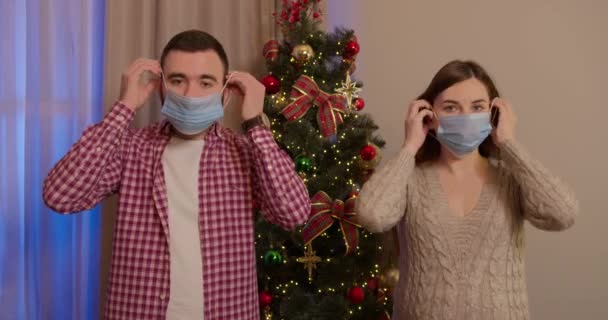 Pareja joven se abastece de máscaras médicas para celebrar las fiestas de Año Nuevo — Vídeo de stock