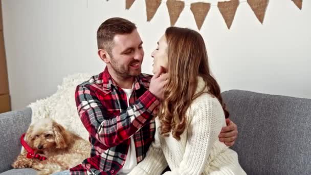 O homem toca suavemente o rosto de sua amada e, em seguida, gentilmente a beija — Vídeo de Stock