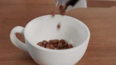 Kahve makinesinin çerçevesini beyaz gömlekli bir adamın ellerinde kapat.