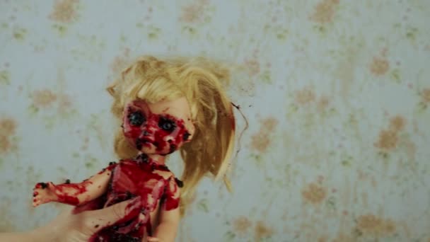 Horrible material de archivo de una muñeca sangrienta en Halloween — Vídeos de Stock