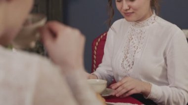Bekarlığa veda partisi, bir fincan çayla şık bir şarap masasında.