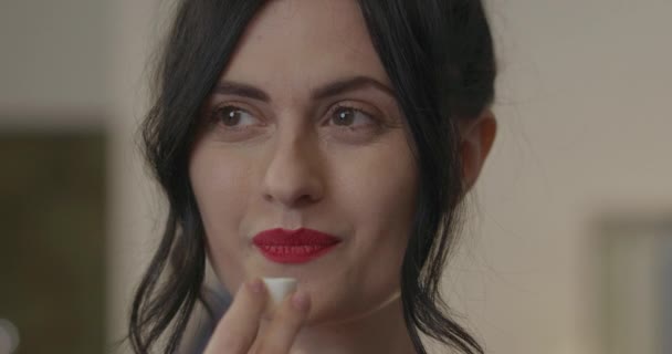 Porträt eines verführerischen Mädchens, das mit verspieltem und glücklichem Blick Marshmallows isst und den Moment genießt — Stockvideo