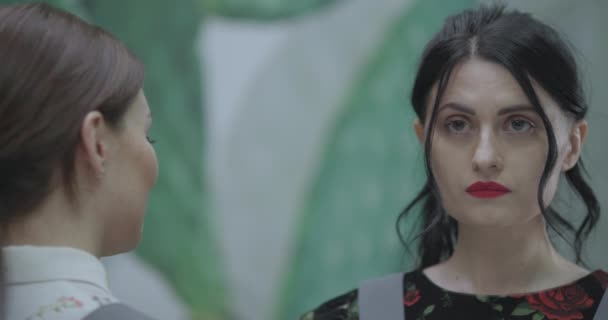 Close-up van een meisje met een verwarde blik voor een spiegel realiseert zich dat ze is begonnen met een cyclus en haar vriend komt om te helpen — Stockvideo