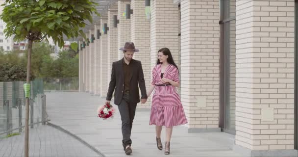 Beau couple parcourt les rues de la ville à leur premier rendez-vous — Video