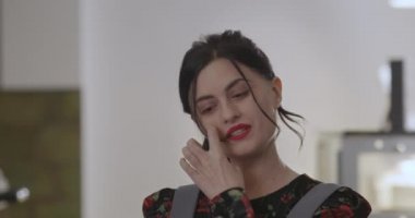 Genç ve güzel kızlar iş günlerinde gülerek ve özel hayatlarından haberleri paylaşarak