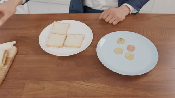 Крупним планом рамка столу з тарілками з хлібом і грошима — стокове відео