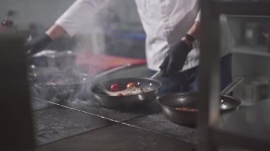 Et ve sebzeli balık pişirme süreci şefin gözetiminde gerçekleşir.