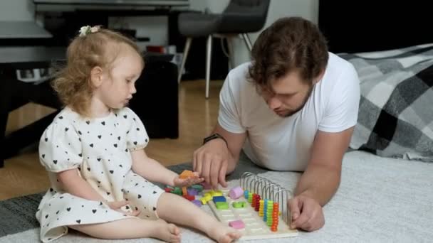 Батько і дочка вчать нові цифри, але дівчині це не подобається, і вона втікає від батька — стокове відео