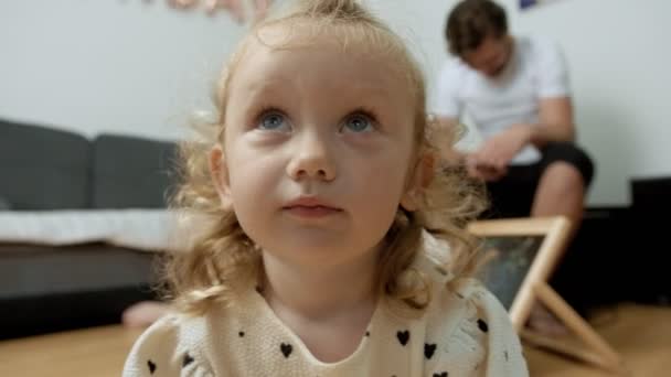 Menina com lindos olhos azuis brincando com a câmera — Vídeo de Stock