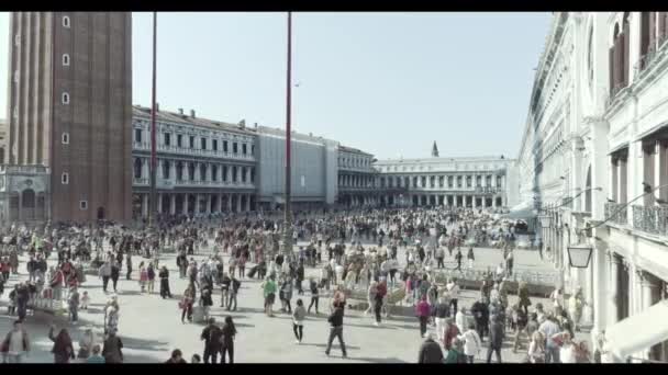Gefilmt auf einem Drohnenvideo von einem schönen Blick auf den venezianischen Platz mit einer großen Menge von Touristen — Stockvideo