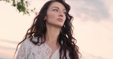 Ağaçlara ve kıvırcık saçlı hayalperest kadınlara odaklan.