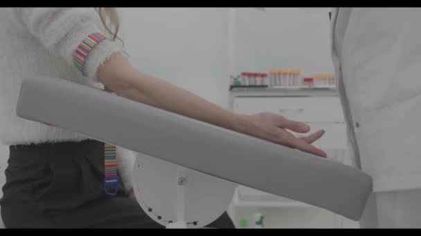 Врач готовит пациента к процедуре сдачи крови для анализа — стоковое видео