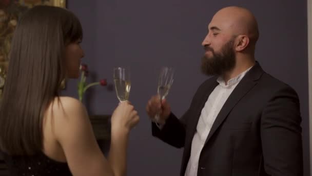 Mann wirft amourösen Blick auf Frau im schicken schwarzen Kleid — Stockvideo