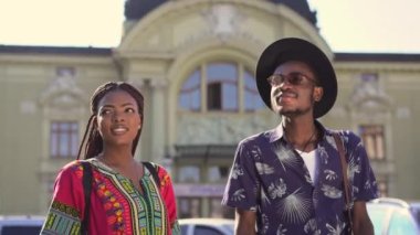 Genç siyah bir çift yeni bir şehre geldi ve etrafındaki güzelliğe hayran.