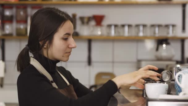 Barista tar bort koppar och andra redskap på sina platser i caféet — Stockvideo