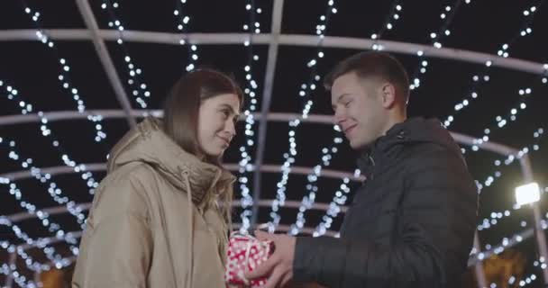 Der Kerl hat seiner Freundin bei einem Treffen zum Jubiläum ein kleines Geschenk gemacht — Stockvideo