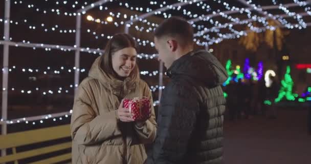 La jeune fille sourit parce qu'elle a reçu un petit cadeau de son petit ami un jour important pour eux — Video