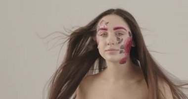 Uzun siyah saçlı kızlar havada gelişir ve yavaşça omuzlarına düşer.