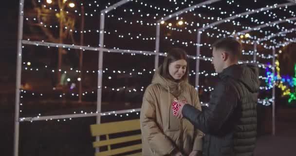 Pacarnya memberi kekasihnya hadiah setelah itu dia memeluk kekasihnya erat-erat — Stok Video