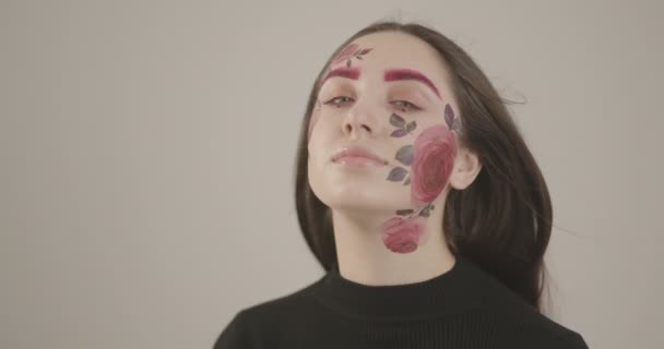 Jovem experimentou com pintura facial e posando para uma foto em casa — Vídeo de Stock