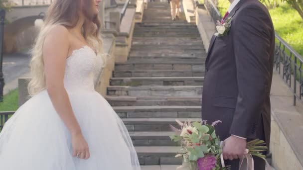 Den unga brudgummen ger sin blivande fru en mycket känslig bukett blommor — Stockvideo