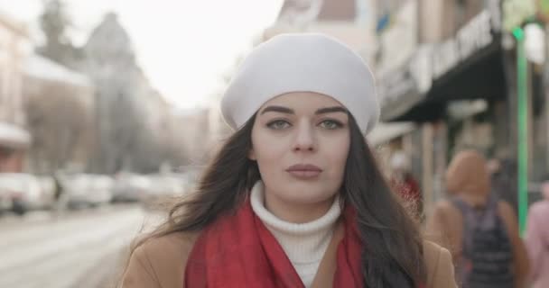 Портрет молодой красивой девушки в центре улицы человеческого города — стоковое видео