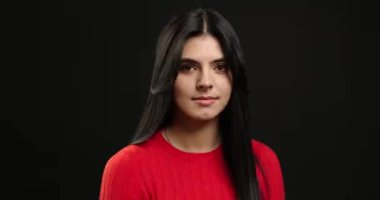 Genç kız kategorik olarak gitmek istemiyor. Kız şartları kabul etmiyor. Esmer bundan hoşlanmaz. Koymak istemez. Kesinlikle hayır. Vücut dili.