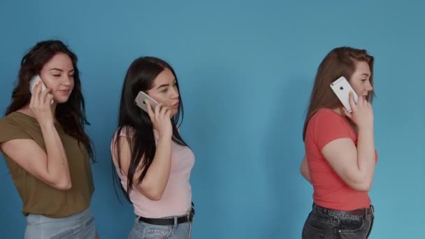 Chernivtsi, Ucrânia - 06.06.2020: meninas com antiga marca de iphone e diferente menina inveja manicure com um novo Iphone — Vídeo de Stock
