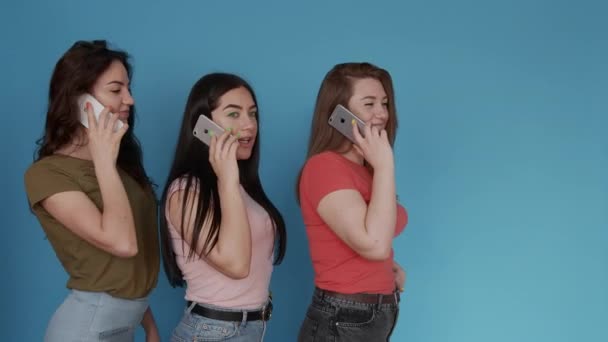 Chernivtsi, Ucraina - 06.06.2020: giovani ragazze invidiano un Iphone nuovo di zecca ma sono di buon umore — Video Stock