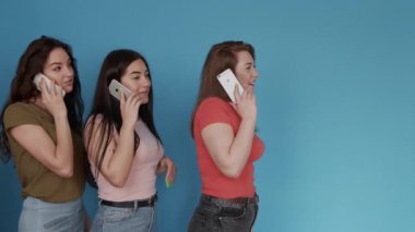 Chernivtsi, Ukrayna - 06.06.2020: Genç kız ve gümüş muz hakkındaki saçma durum