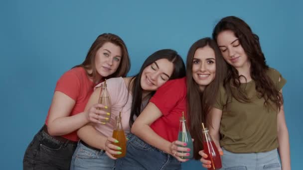 Hermosa cuatro mujeres con vasos de jugo en la fiesta — Vídeos de Stock