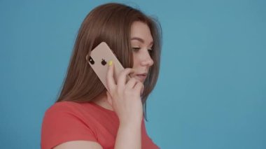 Chernivtsi Ukrayna 06-06 2020. Uzun saçlı ve şık gülüşlü bir kızın yakın plan çekimi yepyeni iPhone 'da konuşuyor.