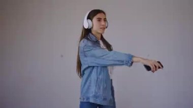 Kız beyaz arka planda bir balerin gibi dans ediyor.
